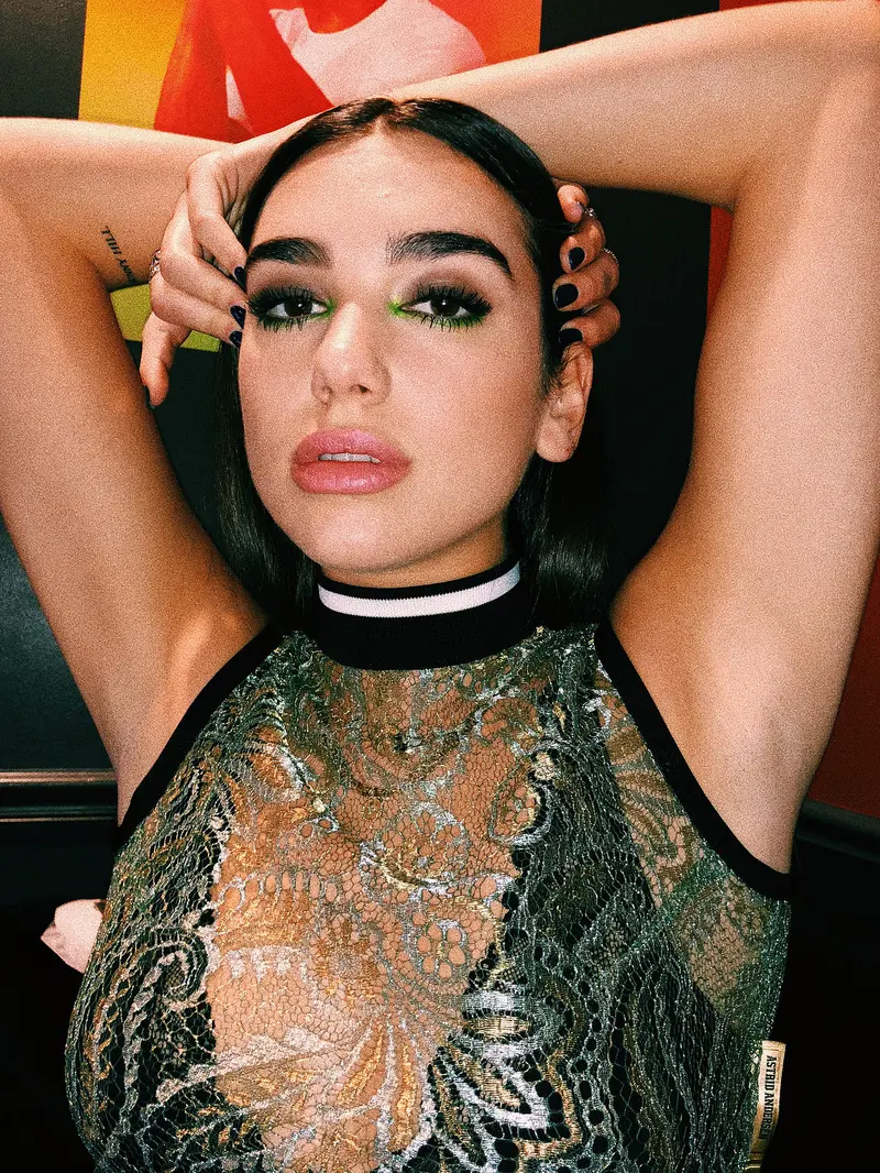 [Bintang] Sering Menjulurkan Lidah, 3 Makeup Andalan Dua Lipa Ini Super Edgy!