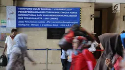 Pejalan kaki keluar dari Stasiun Tanah Abang, Jakarta, Kamis (7/2). Mulai 7 Februari 2019, pejalan kaki dilarang melewati Jalan Jatibaru yang berada di bawah jembatan penyeberangan multiguna (JPM) atau Skybridge Tanah Abang. (Liputan6.com/Herman Zakharia)