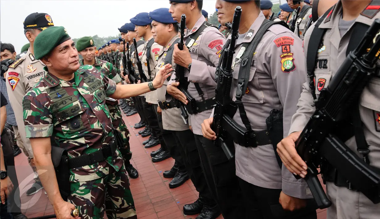 Pangkostrad, Letjen TNI Edy Rahmayadi mengecek kesiapan personel Brimob saat apel Komando Gabungan Operasi Pengamanan VVIP di Jakarta, Selasa (28/2). 12.000 personel gabungan disiagakan dalam operasi tersebut. (Liputan6.com/Helmi Fithriansyah)