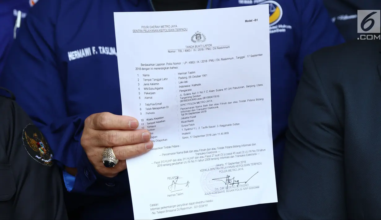 Kuasa Hukum Partai Nasdem, Herman Taslim menunjukkan surat tanda bukti lapor di Polda Metro Jaya, Senin (17/9). Partai Nasdem melaporkan Rizal Ramli atas dugaan pencemaran nama baik dan fitnah. (Liputan6.com/Helmi Fithriansyah)