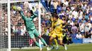 Berkat penampilan apik Dean Henderson di bawah mistar gawang, Chelsea akhirnya harus puas bermain imbang 1-1. (AP Photo/Frank Augstein)