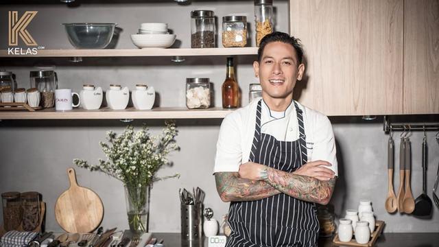 6 Potret Terbaru Chef Juna Berambut Gondrong, Bikin Pangling