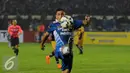 Pemain depan Persib, Juan Carlos Rodriguez Belencoso mencoba menahan bola saat laga melawan Mitra Kukar pada Turnamen Piala Bhayangkara di Stadion Si Jalak Harupat, Bandung, Kamis (17/3/2016). Laga berakhir imbang 1-1. (Liputan6.com/Helmi Fithriansyah)