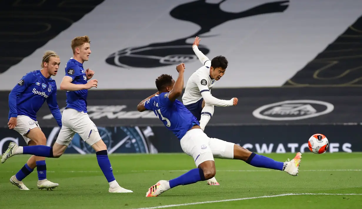 Striker Tottenham Hotspur, Son Heung-Min, melepaskan tendangan ke arah gawang Everton pada laga lanjutan Premier League di Tottenham Stadium, Selasa (7/7/2020) dini hari WIB. Tottenham menang 1-0 atas Everton. (AFP/Richard Heathcote/pool)