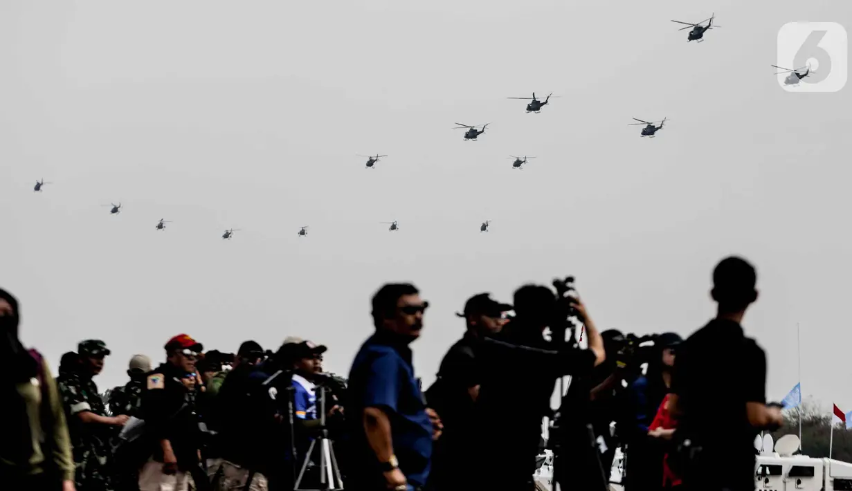 Parade dan atraksi pesawat dalam gladi bersih HUT ke-74 TNI di Lanud Halim Perdanakusuma, Jakarta, Kamis (3/10/2019). Tema HUT kali ini adalah 'TNI Profesional Kebanggaan Rakyat'. (Liputan6.com/Faizal Fanani)