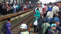 Penumpukan penumpang KRL di Stasiun Bojong Gede arah Jakarta. (@Joenathan9696 )