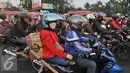 Sejumlah pemudik bermotor melintasi jalur Bekasi Timur, Jawa Barat, Selasa (22/7/2015). Kepadatan arus balik sepeda motor diperkirakan terjadi pada H+4 malam hingga H+5. (Liputan6.com/Herman Zakharia)