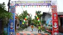 Suasana gang yang dihias  tulisan dan gambar bertemakan Piala Dunia 2018 di lingkungan rumahnya di Kinayungan, Pondok Aren, Tangerang Selatan, Kamis (28/6). (Merdeka.com/ Arie Basuki)