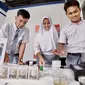 Siswa menunjukkan lilin aroma terapi dari minyak jelantah dalam pameran Pendidikan STEM dan peluncuran program IMCD Stem4Youth dalam rangka Hari Kreativitas dan Inovasi Dunia di Jakarta. (Liputan6.com)