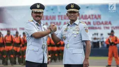 Panglima TNI Marsekal Hadi Tjahjanto (kiri), KSAU Marsekal TNI Yuyu Sutisna bersalam komando usai mengikuti upacara serah terima jabatan KSAU di Lapangan Udara Halim Perdanakusuma, Jakarta, Jumat (19/1). (Liputan6.com/Faizal Fanani)