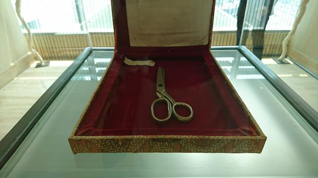 Menyusuri Sisi Lain Hotel Indonesia Bersama Lady in Red