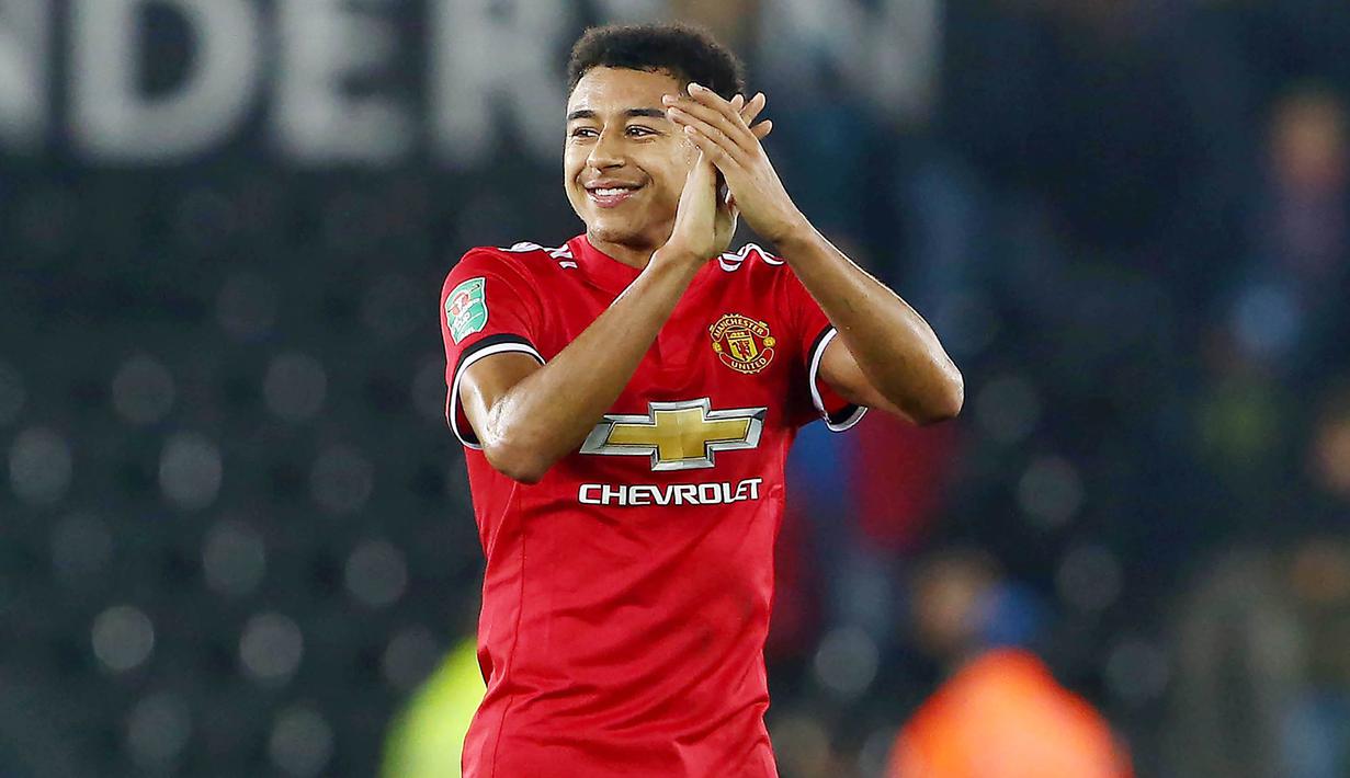 Jesse Lingard - Penampilannya yang tidak konsisten dan sering sombong di media sosial membuatnya menjadi bahan olok-olok para fans. Penggemar menganggap keangkuhan pemain ini tidak sebanding dengan apa yang ia tunjukkan di lapangan. (Foto: AFP/Geoff Caddick)
