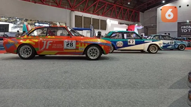 Mobil balap klasik Alfa Romeo tampak samping warna orange (Fahmi/Liputan6)
