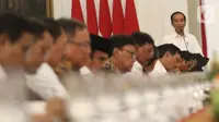 Presiden Joko Widodo saat memimpin rapat kabinet paripurna di Istana Merdeka, Jakarta, Kamis (24/10/2019). Dalam rapat kabinet paripurna perdana tersebut  mendengarkan arahan Presiden dan membahas anggaran pendapatan dan  belanja negara tahun 2020. (Liputan6.com/Angga Yuniar)