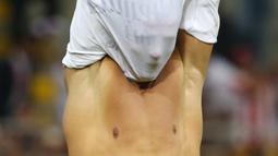  Bintang Real Madrid, Cristiano Ronaldo melepas baju usai mencetak gol penentuan kemenangan timnya pada Final Liga Champions di San Siro Stadium, Milan, (29/5/2016) WIB.  (Reuters/Stefano Rellandini)