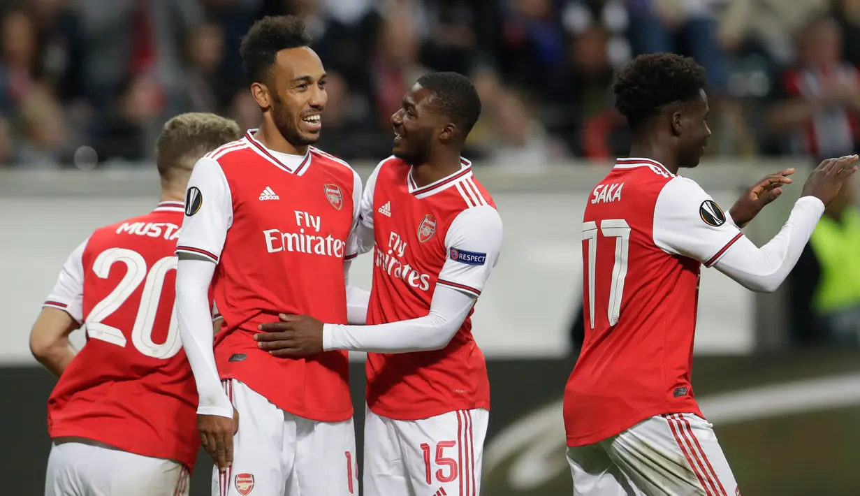 Pemain Arsenal Pierre-Emerick Aubameyang (kedua kiri) merayakan bersama rekan setimnya usai mencetak gol ke gawang Eintracht Frankfurt pada laga Grup F Liga Europa di Commerzbank Arena, Frankfurt, Jerman, Kamis (19/9/2019). The Gunners menang telak 3-0. (AP Photo/Michael Probst)