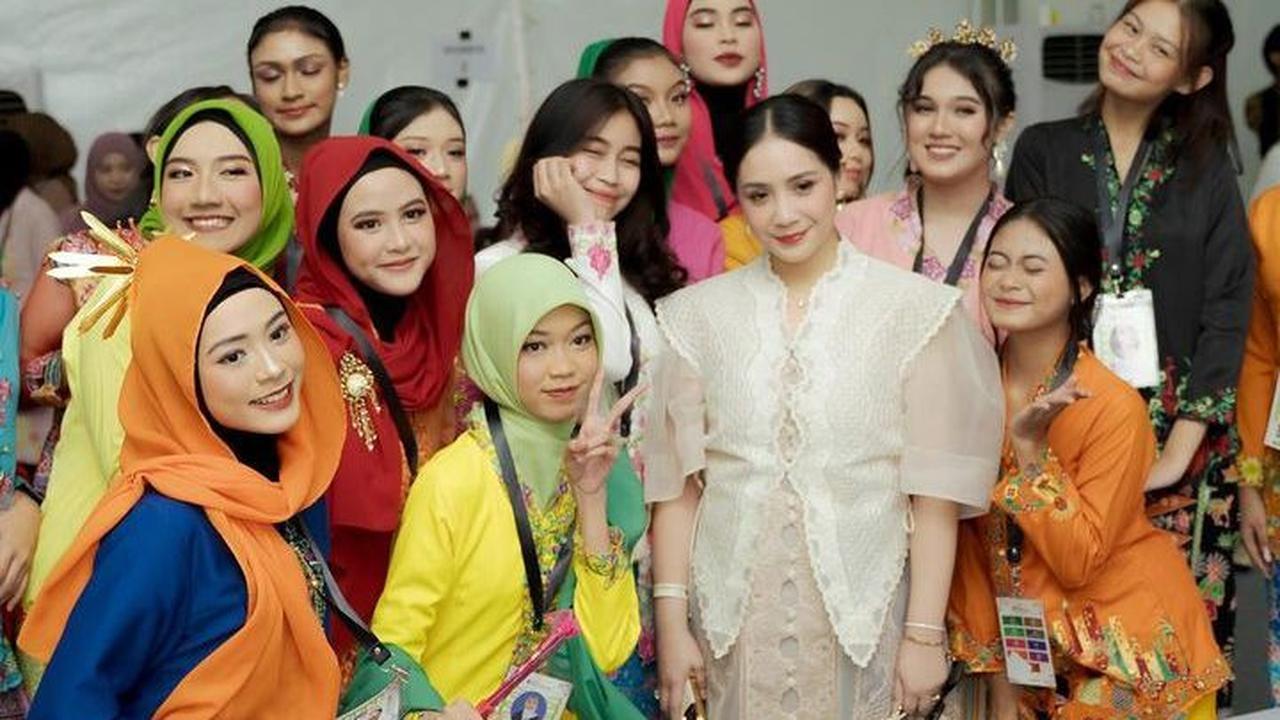 Tak cuma Raffi Ahmad, sejumlah rekan artis juga memuji penampilan Nagita Slavina. Sebut saja seperti Ayu Dewi.
