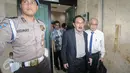Mantan Ketua KPK Antasari Azhar didampingi adik Nasruddin Zulkarnaen, Andi Syamsuddin serta kuasa hukumnya mendatangi Bareskrim Polri, Jakarta, Selasa (14/2). Antasari Azhar melaporkan dugaan kriminalisasi terhadap dirinya. (Liputan6.com)