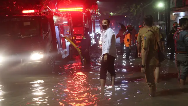 Untuk memastikan penanganan banjir sesuai target, Eri Cahyadi menunggui hingga Senin (21/2/2022) tengah malam. (Dian Kurniawan/Liputan6.com)
