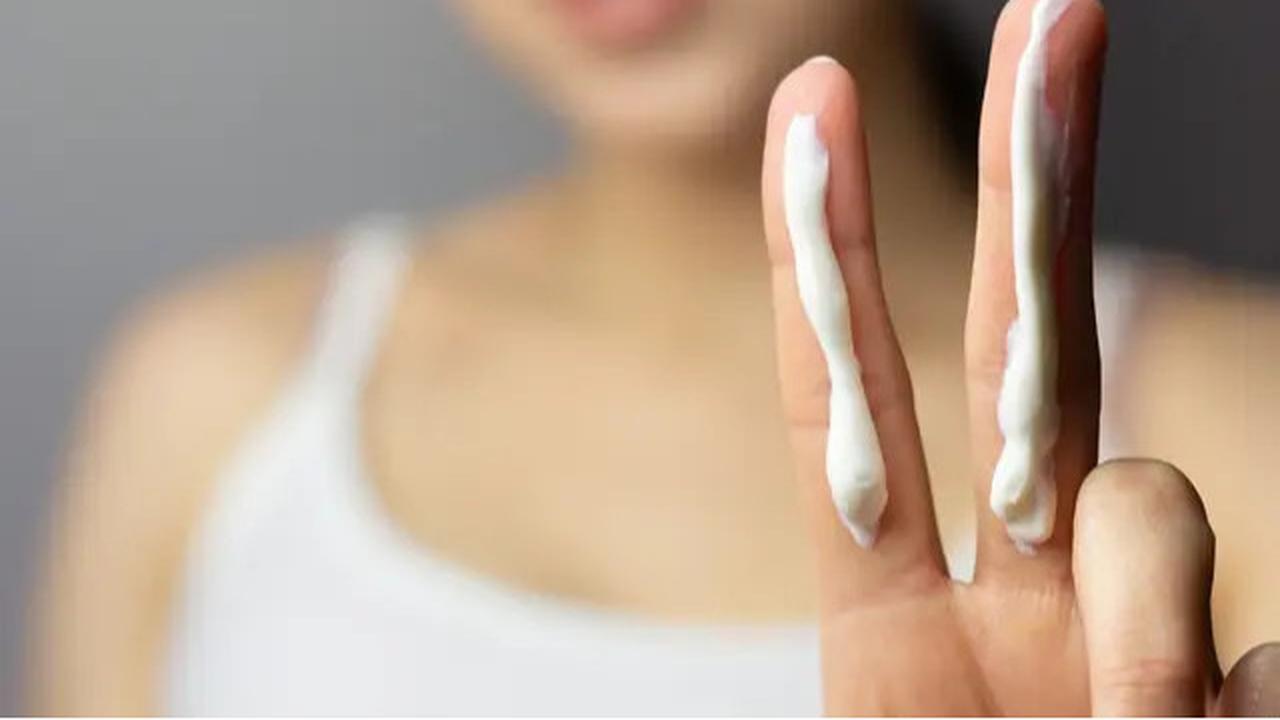 Sudah Pakai Makeup dengan SPF, Apakah Masih Harus Memakai Sunscreen? Begini Faktanya!