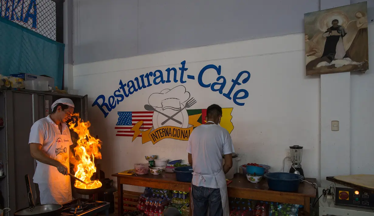 Dua tahanan memasak di dalam restoran dalam penjara Piedras Gordas II di Lima, Peru, (15/3). Peru menjadi produsen kokain kedua terbesar di dunia. (AP Photo/Rodrigo Abd)