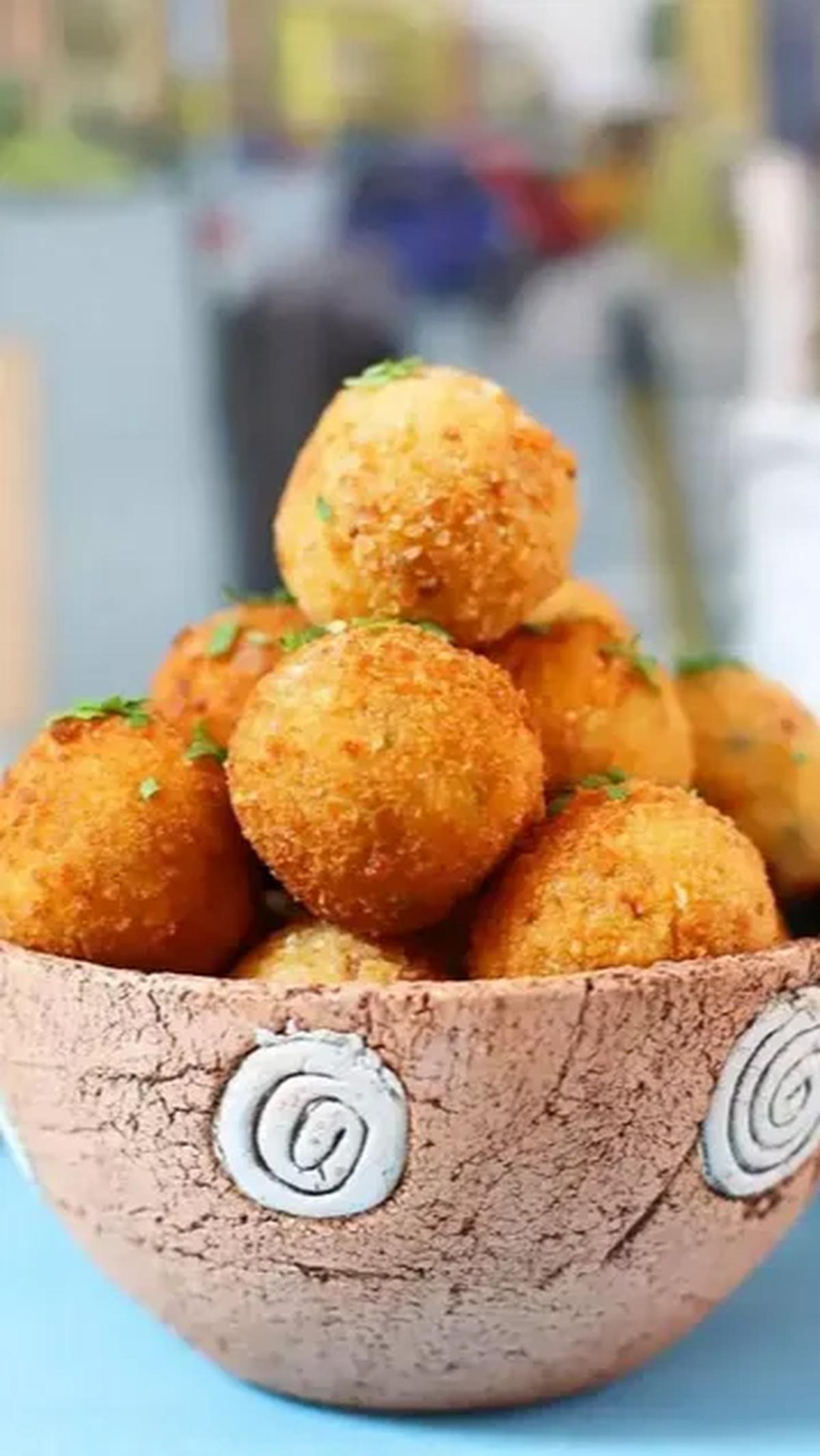 4. Resep Camilan Olahan Keju: Bola Singkong Keju