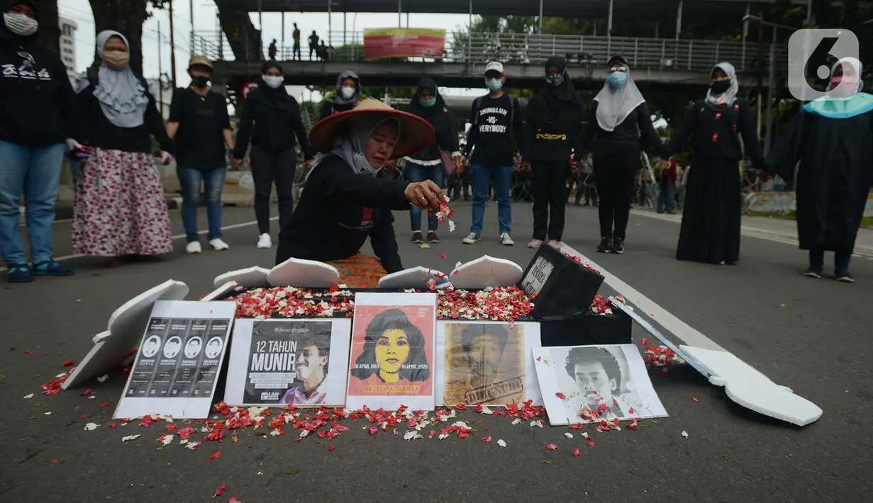 Aktivis berbagai elemen saat berunjuk rasa memperingati Hari HAM Sedunia di Patung Kuda, Jakarta, Kamis (10/12/2020). Standar HAM diharapkan mampu diterapkan untuk mengatasi ketidaksetaraan, pengucilan, dan diskriminasi yang mengakar, sistematis, dan antargenerasi. (merdeka.com/Imam Buhori)