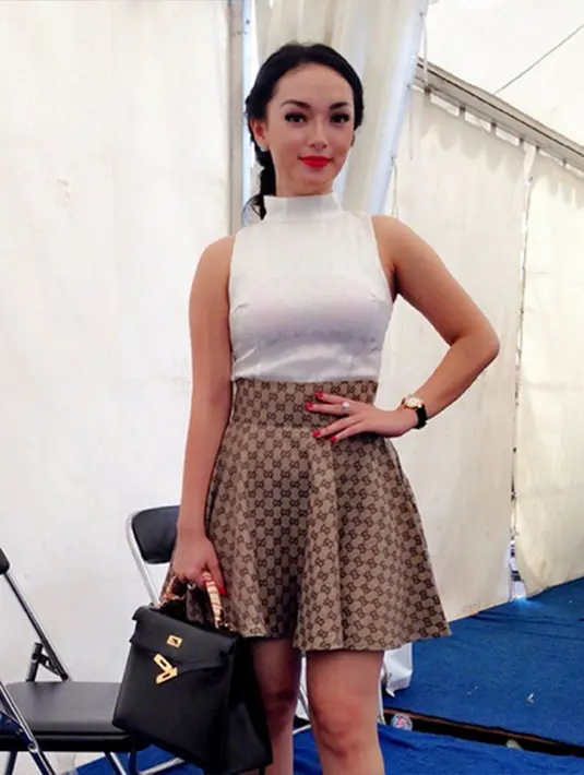 ‘Gue sih intinya minta rumah aja. Apalagi kan calon suami kerjaannya jelas. Tentu bukan materialistis ya, karena semua wanita juga pasti ingin punya rumah sendiri untuk keluarganya,’ tukas zaskia. (Via Instagram/@zaskiagotixreal)