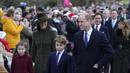 Kate Middleton, Pangeran William, Putri Charlotte dan Pangeran George tiba untuk kebaktian Natal di Sandringham, Norfolk, Inggris pada 25 Desember 2022. Ibu tiga anak ini tampak bergaya dalam balutan coat hijau olive panjang yang bagian bawahnya lebar dari koleksi Alexander McQueen. (AP Photo/Kirsty Wigglesworth)