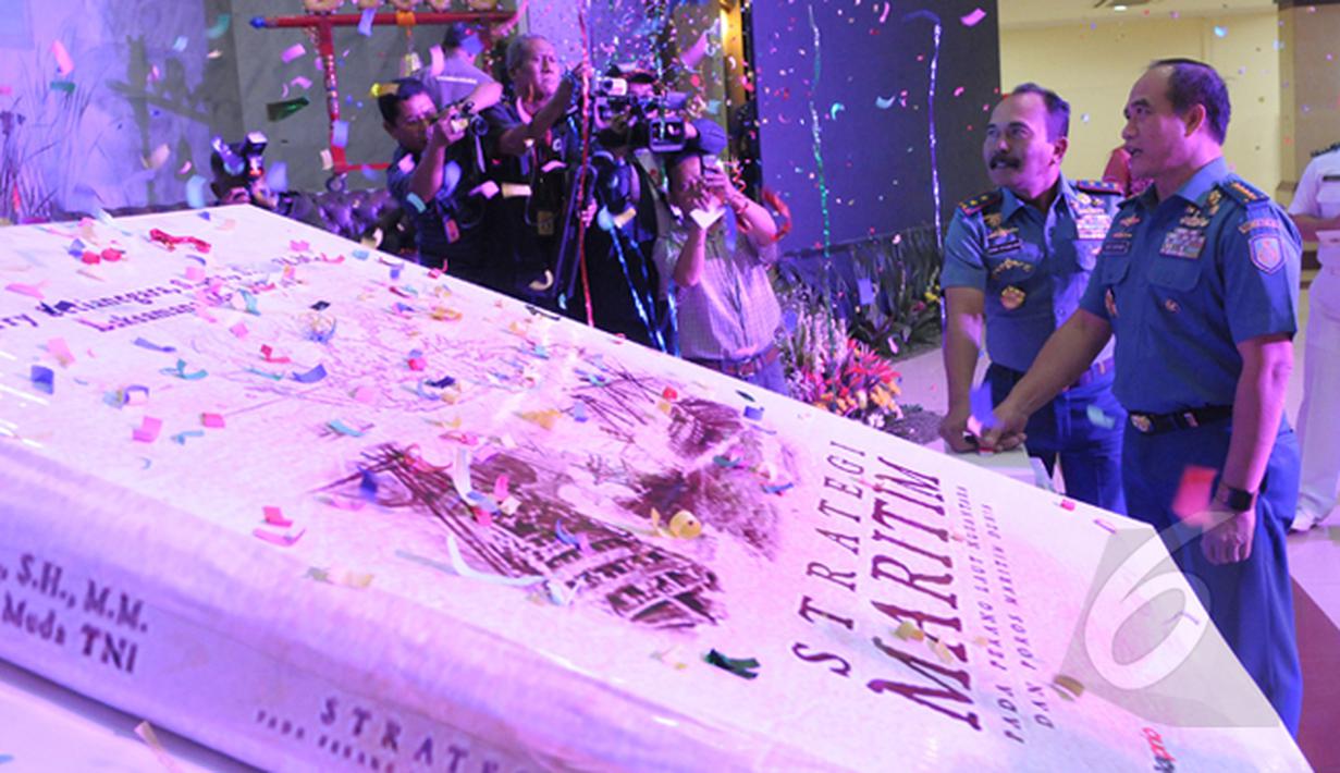 Komandan Seskoal Laksamana Muda TNI, Herry Setianegara meluncurkan buku berjudul "Strategi Maritim pada Perang Laut Nusantara dan Poros Maritim Dunia", di gedung Seskoal, Jakarta Selatan, Kamis (5/2/2015). (Liputan6.com/Andrian M Tunay)