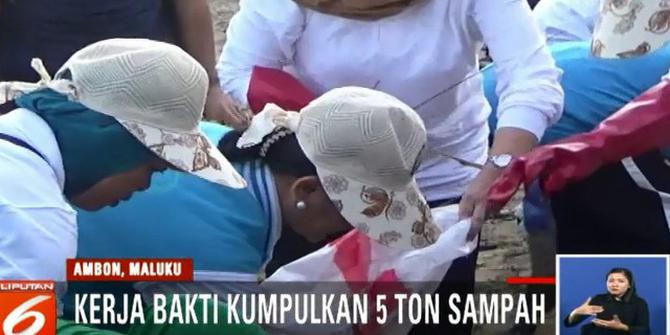 Aksi Ibu Iriana Jokowi Bersih-Bersih Sampah di Pantai Ambon
