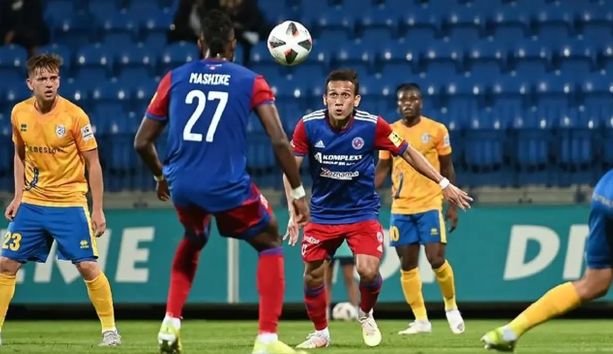 Egy Maulana Vikri. Gelandang berusia 21 tahun ini adalah pemain yang kini berlaga di Eropa bersama FK Senica di Liga Slovakia. Ia dikontrak selama setengah musim hingga akhir Desember 2021. Total telah tampil 12 laga dengan mencetak 2 gol dan 4 assist. (Instagram/@fk_senica)