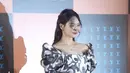 Hadir di acara Louis Vuitton, Shin Min Ah pun tampil head to toe mengenakan Louis Vuitton. Ia tampil eye catching dengan mini dress hitam motif silver lengan panjang puff dari koleksi Spring/Summer 2026. [@ament_official]