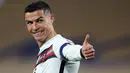 Nama pertama ada Cristiano Ronaldo. Piala Dunia 2022 akan menjadi edisi kelimanya bersama Timnas Portugal. CR7 sendiri telah mengoleksi 188 caps dan 177 gol untuk Seleccao. Pada tahun ini, Ronaldo telah berumur 37 tahun dan empat tahun lagi usianya akan menginjak 41 tahun. Hal tersebut membuat edisi kali ini mungkin akan menjadi ajang terakhir bagi sang bintang. Di Qatar, Ronaldo dkk tergabung dalam Grup H bersama Uruguay, Ghana, dan Korea Selatan. (AFP/Pedja Milosavljevic)