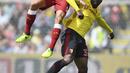 Aksi pemain Liverpool, Dejan Lovren (kiri) saat berebut bola dengan pemain Watford, Stefano Okaka pada laga Premier League di Vicarage Road, Watford, (12/8/2017). Liverpool bermain imbang 3-3. (Daniel Hambury/PA via AP)
