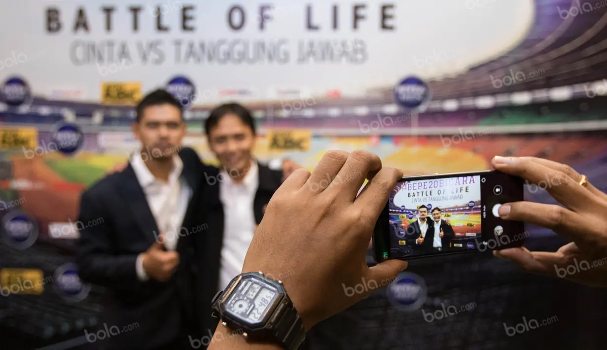 Tak hanya memberikan tanda tangan, Bepe, juga tampak asyik selfie bersama para penggemar yang sudah menontonnya menjadi motivator. (Bola.com/Vitalis Yogi Trisna)