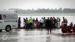 Pihak Angkasa Pura 2 menggelar simulasi antisipasi pesawat terbakar di landasan terminal 3 Bandara Soetta, Tangerang, (25/2).Ini melatih fungsi komando, kordinasi dan komunikasi unit instansi dalam menghadapi keadaan darurat. (Liputan6.com/Faisal R Syam)