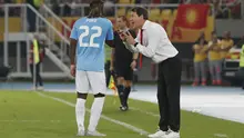 Pelatih Belgia Rudi Garcia (kanan) memberi instruksi kepada Jeremy Doku di laga Kualifikasi Piala Dunia 2026 zona Eropa Grup J kontra Makedonia Utara di National Arena Todor Proeski, Skopje, Makedonia Utara, Jumat, 6 Juni 2025. (AP Photo/Boris Grdanoski)