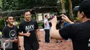 Bakal calon gubernur DKI Jakarta, Agus Harimurti Yudhoyono (tengah) berfoto bersama warga jelang berolahraga di Kebun Binatang Ragunan Jakarta, Minggu (9/10). Selain olahraga, AHY juga melakukan  sosialisasi. (Liputan6.com/Helmi Fithriansyah)