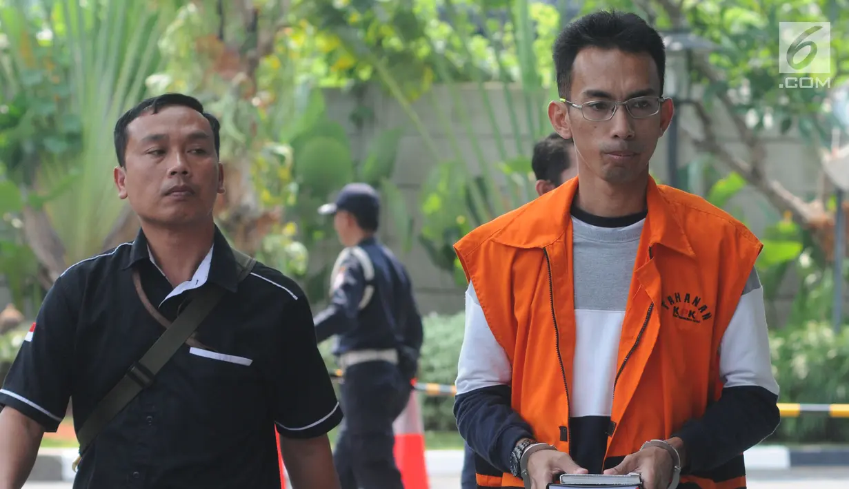 Mantan Kepala Seksi Intelejen dan Penindakan Kantor Imigrasi Kelas I Mataram Yusriansyah Fazrin akan menjalani pemeriksaan lanjutan di Gedung KPK, Jakarta, Senin (15/7/2019). Fazrin diperiksa sebagai saksi tersangka Kepala Kantor Imigrasi Klas I Mataram nonaktif Kurniadie. (merdeka.com/Dwi Narwoko)