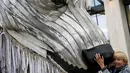 Aktris Inggris Emma Thompson berpose dengan patung beruang kutub saat aksi protes di Markas Shell, London, Inggris, Selasa (2/9/2015). Emma Thompson menganggap Shell telah merusak lingkungan. (Reuters/Stefan Wermuth)