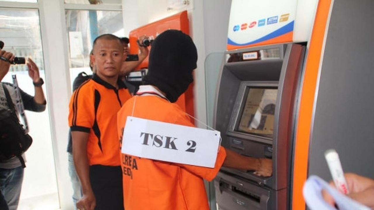 Begini adegan rekonstruksi pembunuhan sadis mahasiswi di Kediri