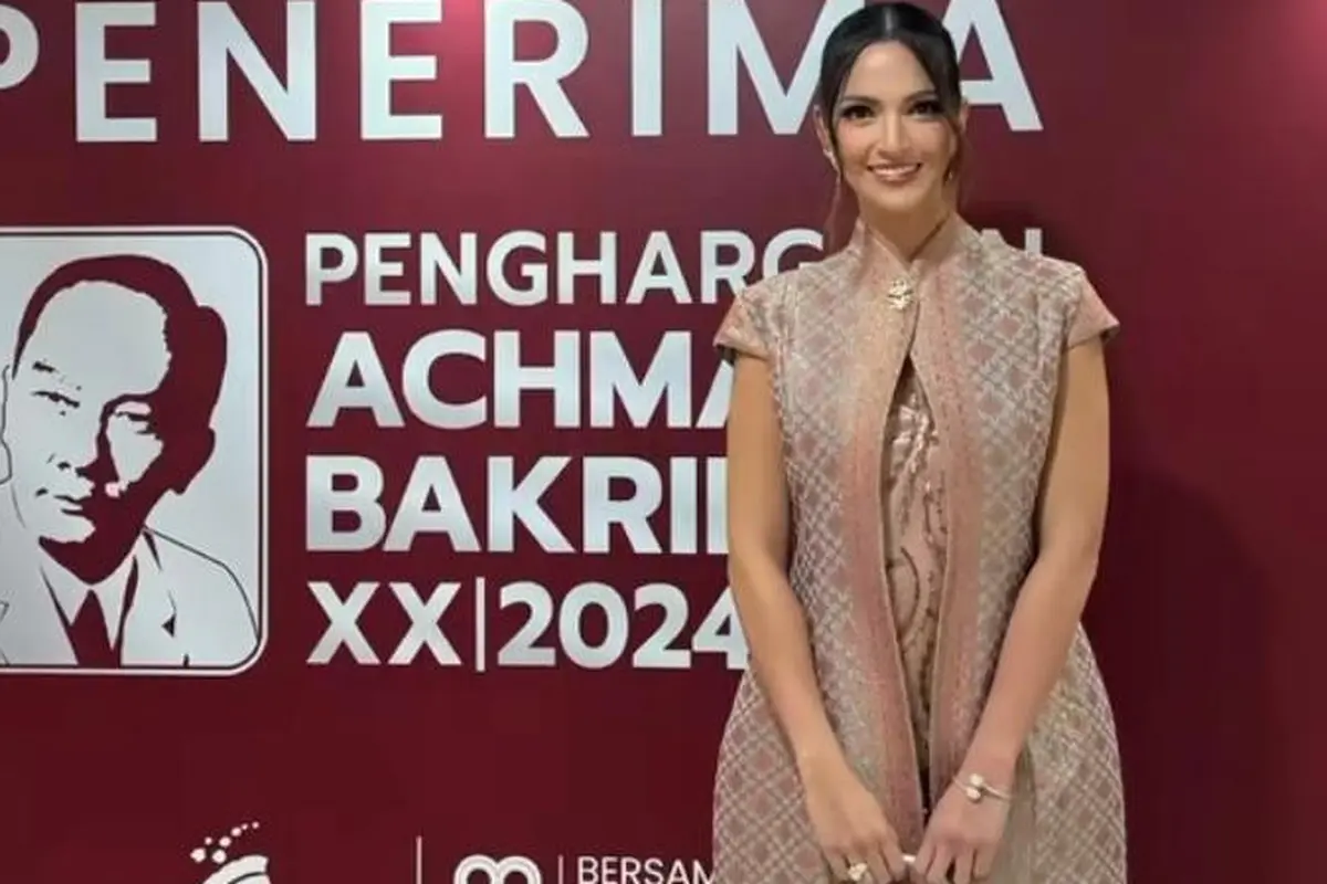 6 Gaya Elegan Nia Ramadhani Pakai Gaun Songket dan Tas Mewah Rp157 Jutaan saat Hadiri Achmad Bakrie Awards