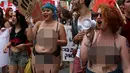Sejumlah Aktivis mengenakan pakaian dalam saat turun ke jalan mengecam kekerasan seksual di Yerusalem, Israel (13/5). Aksi ini dikenal sebagai 'Slutwalk' atau berjalan dengan pakaian seksi di tempat umum seperti pelacur. (AFP PHOTO/GALI TIBBON)