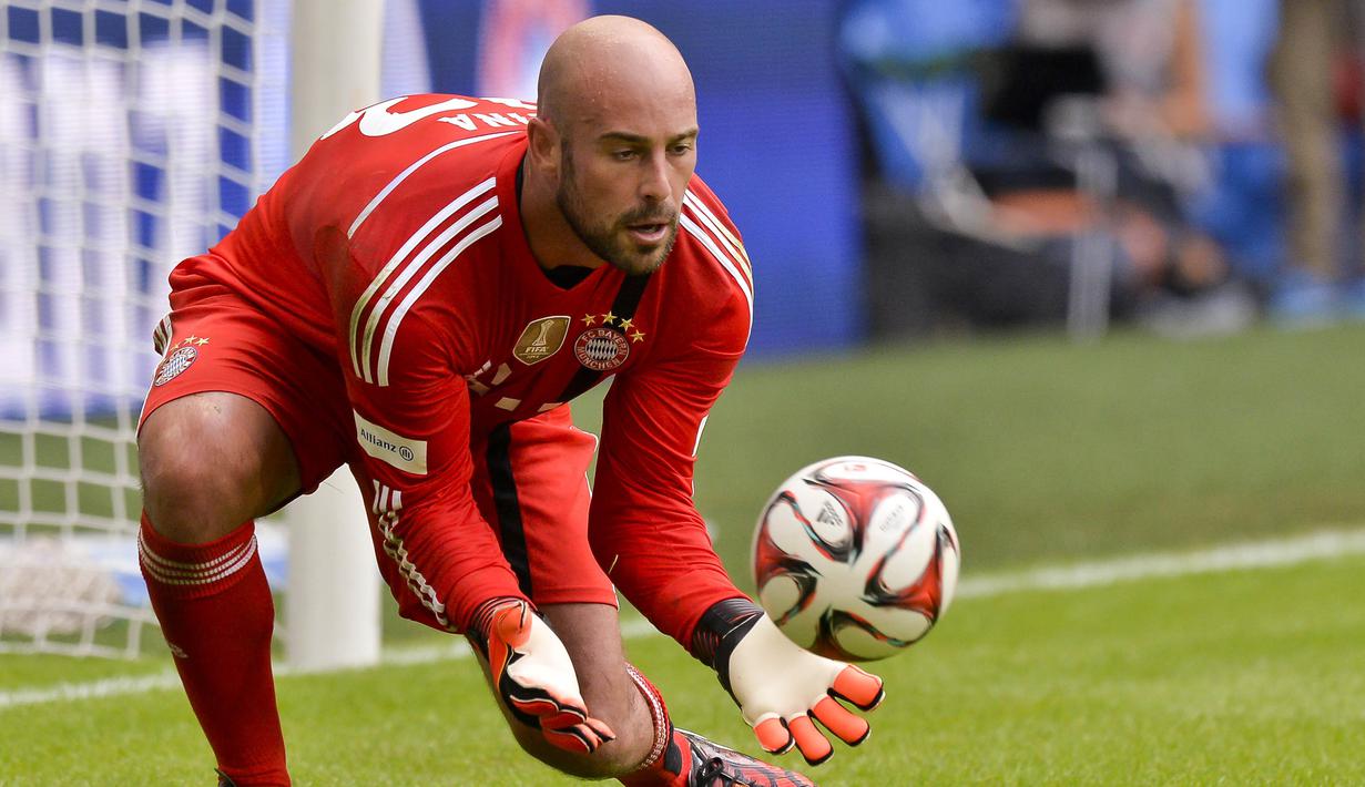 5. Pepe Reina - Dipercaya menjadi kiper nomer satu Bayern Munchen, berkebangsaan Spanyol justru kalah saing dengan Manuel Neuer dan hanya menjadi pemain penghangat bangku cadangan. (AFP/Guenter Schiffmann)