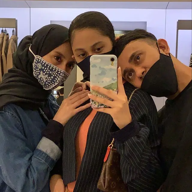Selalu Harmonis, Ini 6 Potret Hangat Keluarga Kecil Ramzi dan Avi Basalamah