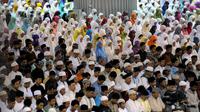 Ribuan umat muslim melaksanakan salat Idul Adha 1436 H di Masjid Istiqlal Jakarta, Kamis (24/9/2015). Salat Id dipimpin Imam Hasanudin dan khotbah disampaikan Guru Besar UIN Sunan Kalijaga Yogyakarta, Amin Abdullah. (Liputan6.com/Helmi Fithriansyah)