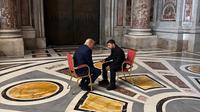 Dalam foto yang dirilis oleh Kantor Kepresidenan Ukraina, Presiden Ukraina Volodymyr Zelenskyy (kanan) dan mantan Presiden AS Donald Trump tampak berbincang di sela menghadiri pemakaman Paus Fransiskus di Vatikan, Sabtu (26/4/2025). (Dok. Kantor Pers Kepresidenan Ukraina via AP)&nbsp; &nbsp;