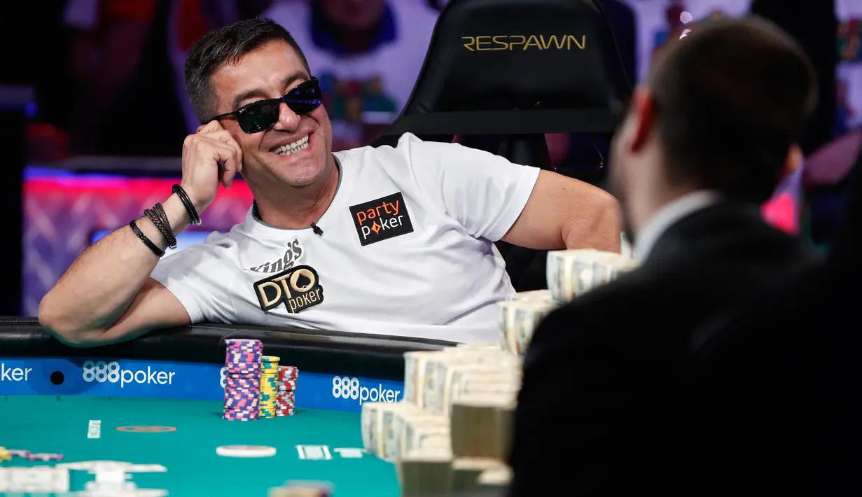 Ekspresi pemain poker Hossein Ensan saat bermain menghadapi Dario Sammartino dalam final World Series of Poker di Las Vegas, Amerika Serikat, Rabu (17/7/2019). Ensan mengalahkan Sammartino dengan kartu pair king di tangan. (AP Photo/John Locher)