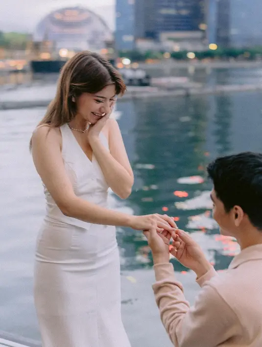 Sementara Ryuken Lie tampil casual dengan long sleeve berkerah dan cargo pants nude. [@cassandraslee]